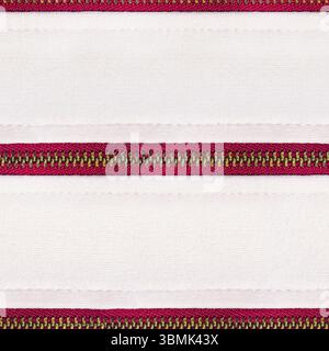 Texture fotografica 4K senza cuciture di cinturini in cotone cucito di colore bianco con zip in metallo rosso. Foto Stock
