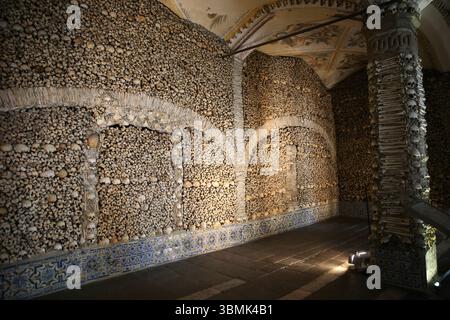 Portogallo. Evora. Cappella delle ossa. Prossima chiesa di San Francesco. Foto Stock