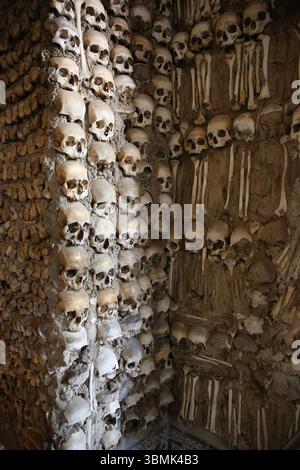 Portogallo. Evora. Cappella delle ossa. Prossima chiesa di San Francesco. Foto Stock