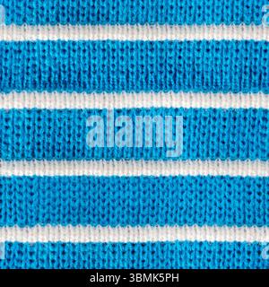 Texture fotografica 4K senza cuciture di tessuto maglione in lana a righe blu e bianco. Foto Stock