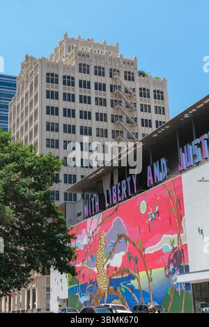 27 MAGGIO 2025, Austi, Texas, USA - l'edificio della galleria d'arte contemporanea di Austin. Con Liberty e Justice for All firmano un'opera di Jim Hodges. Foto Stock