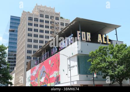 27 MAGGIO 2025, Austi, Texas, USA - l'edificio della galleria d'arte contemporanea di Austin. Con Liberty e Justice for All firmano un'opera di Jim Hodges. Foto Stock