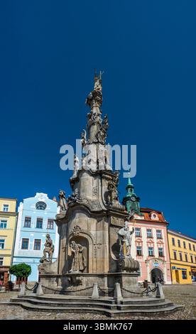 Colonna della Santissima Trinità, stile barocco, a Náměstí Míru (Piazza Míru), città di Jindřichův Hradec, regione della Boemia meridionale, Boemia, Repubblica Ceca Foto Stock