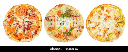Foto isolata della vista superiore di tre tipi di pizza su sfondo bianco. Foto Stock