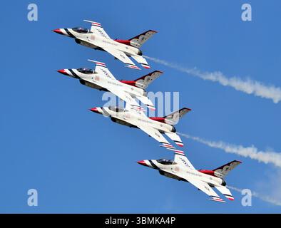 USAF Thunderbirds con i suoi F-16 sull'aeroporto regionale di Barnes, Massachusetts, USA Foto Stock