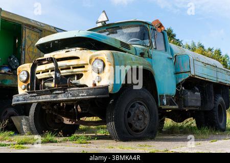 Vecchio camion ZIL dell'epoca sovietica in blu, parcheggiato all'aperto con ruggine e usura visibili Foto Stock