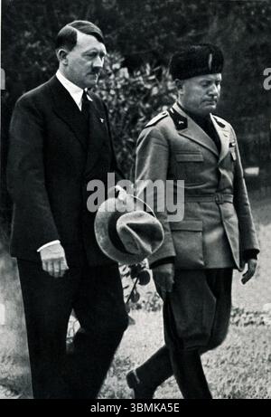 Italia, Venezia, giugno 1934 Adolf Hitler ( Braunau am Inn, 20 aprile 1889, 30 aprile 1945 a Berlino) è stato un politico tedesco di origine austriaca. Fu presidente del Partito Nazionalsocialista tedesco dei lavoratori (NSDAP) dal 29 luglio 1921, divenne Cancelliere del Reich il 30 gennaio 1933 ed è stato sia capo del governo che capo di stato del Reich tedesco dal 1934 fino al suo suicidio nel 1945 con il titolo "Fuehrer und Reichskanzler", nonché comandante in capo della Wehrmacht dal 4 febbraio 1938. [traduzione automatizzata] Foto Stock