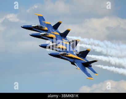 La squadra dimostrativa Blue Angels della US Navy volando in stretta formazione Foto Stock