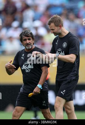 Orlando, Stati Uniti. 26 giugno 2025. Lorenzo Buenaventura allenatore di Manchester City con James French allenatore di Manchetser City durante la partita della Coppa del mondo Juventus vs Manchester City al Camping World Stadium di Orlando. Il credito per immagini dovrebbe essere: David Klein/Sportimage Credit: Sportimage Ltd/Alamy Live News Foto Stock