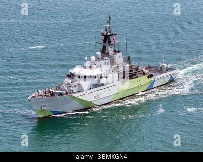 Vista aerea della HMS Mersey (P283), un batch 1 River class OPV gestito dalla Royal Navy (RN). Foto Stock