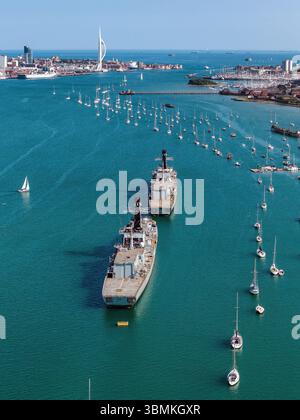 Le fregate Type 23 dismesse Northumberland e Montrose furono dismesse in attesa di essere smaltite nel porto di Portsmouth. Foto Stock