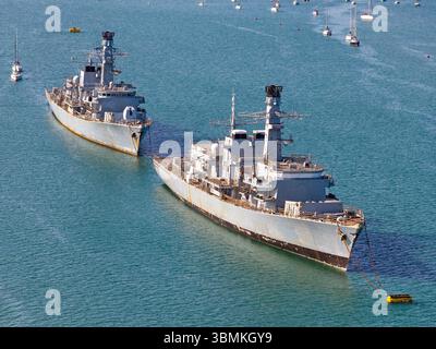 Le fregate Type 23 dismesse Northumberland e Montrose furono dismesse in attesa di essere smaltite nel porto di Portsmouth. Foto Stock