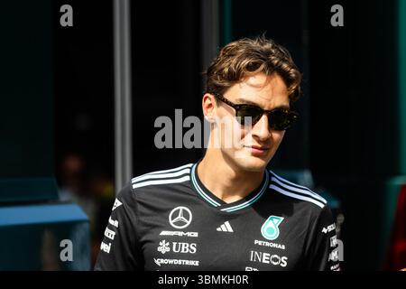 Spielberg, Austria. 27 giugno 2025. Il pilota britannico di Formula 1 George Russell del team di Formula 1 Mercedes-AMG Petronas attraversa il paddock. Il Gran Premio d'Austria si terrà questo fine settimana sul Red Bull Ring in Stiria. Crediti: Philipp von Ditfurth/dpa/Alamy Live News Foto Stock