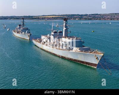 Le fregate Type 23 dismesse Northumberland e Montrose furono dismesse in attesa di essere smaltite nel porto di Portsmouth. Foto Stock