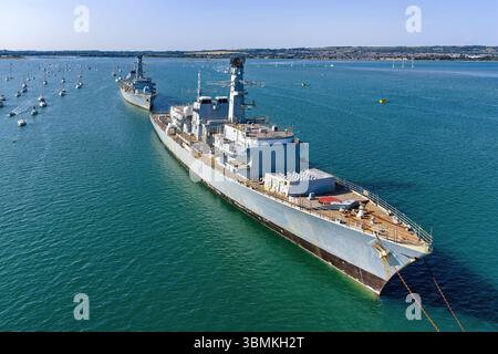 Le fregate Type 23 dismesse Northumberland e Montrose furono dismesse in attesa di essere smaltite nel porto di Portsmouth. Foto Stock