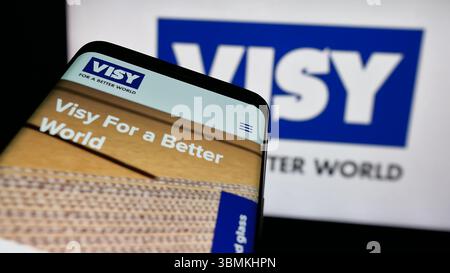 Stoccarda, Germania - 04-26-2025: Telefono cellulare con pagina web della società di confezionamento Visy Industries su schermo davanti al logo. Foto Stock