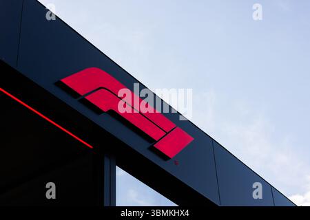 Spielberg, Austria. 27 giugno 2025. Il logo di Formula 1 può essere visto su una facciata. Il Gran Premio d'Austria si terrà questo fine settimana sul Red Bull Ring in Stiria. Crediti: Philipp von Ditfurth/dpa/Alamy Live News Foto Stock