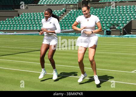 Londra, Celestynow, Regno Unito. 27 giugno 2025. COCO GAUFF degli Stati Uniti e ARYNA SABALENKA durante la danza dopo la sessione di prove prima dei Campionati 2025 a Wimbledon AELTC a Londra. (Credit Image: © Marcin Cholewinski/ZUMA Press Wire) SOLO PER USO EDITORIALE! Non per USO commerciale! Crediti: ZUMA Press, Inc./Alamy Live News Foto Stock