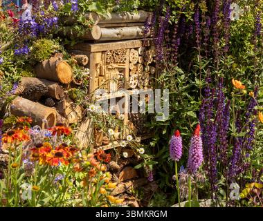 Hotel fatto in casa in giardino inglese in estate. Foto Stock