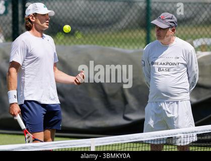 Londra, Regno Unito. 27 giugno 2025. Il belga Zizou Bergs e il suo allenatore Jan De Witt fotografati durante una sessione di allenamento durante il torneo di tennis Grand slam di Wimbledon 2025 all'All England Tennis Club, nel sud-ovest di Londra, in Gran Bretagna, venerdì 27 giugno 2025. BELGA PHOTO BENOIT DOPPAGNE credito: Belga News Agency/Alamy Live News Foto Stock