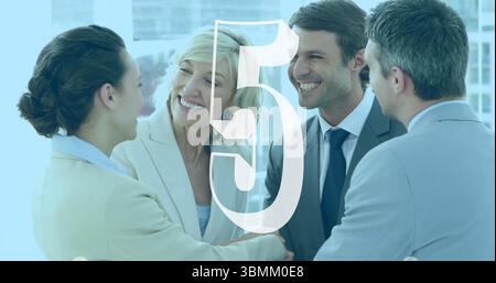 Stringere la mano, professionisti aziendali con sovrapposizione di immagini numero cinque in ufficio Foto Stock