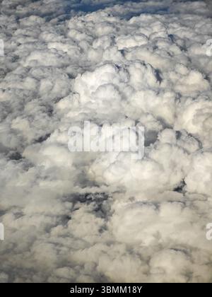 Una grande nuvola piena di nuvole bianche. Le nuvole sono molto vicine. Il cielo è blu Foto Stock