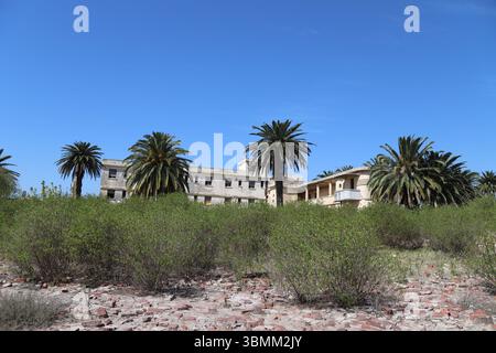 Rovine della città abbandonata di Miramar sulla riva del lago Mar Chiquita, Argentina, dopo una devastante inondazione. Impatto duraturo della tragedia passata. Foto Stock