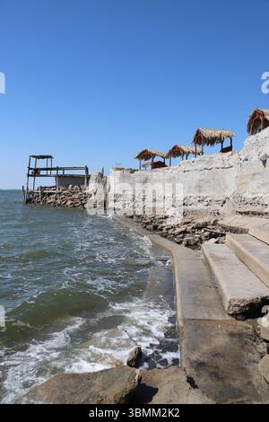 Rovine della città abbandonata di Miramar sulla riva del lago Mar Chiquita, Argentina, dopo una devastante inondazione. Impatto duraturo della tragedia passata. Foto Stock
