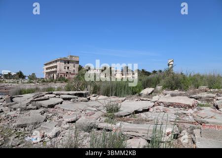 Rovine della città abbandonata di Miramar sulla riva del lago Mar Chiquita, Argentina, dopo una devastante inondazione. Impatto duraturo della tragedia passata. Foto Stock