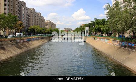 Fiume Dambovita rivestito in cemento con graffiti sulle pareti, vista a monte vicino a Piazza delle Nazioni Unite, Bucarest, Romania Foto Stock