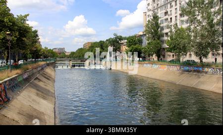Fiume Dambovita rivestito in cemento con graffiti sulle pareti, vista a monte vicino a Piazza delle Nazioni Unite, Bucarest, Romania Foto Stock