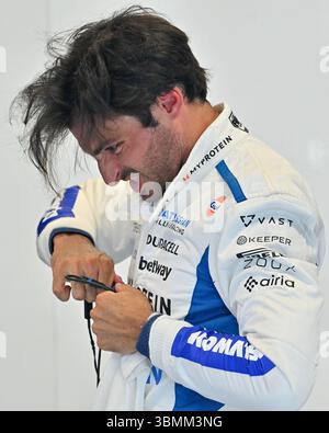 SPIELBERG, AUSTRIA - GIUGNO 27: Carlos Sainz Jr di Spagna e Atlassian Williams Racing nel garage durante le prove di prova in vista del Gran Premio di F1 d'Austria al Red Bull Ring Circuit il 27 giugno 2025 a Spielberg, Austria. (Foto di Vince Mignott/Alamy Live News) Foto Stock
