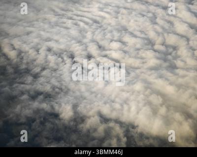 Il cielo è pieno di nuvole. Le nuvole sono bianche e soffici. Il cielo è per lo più nuvoloso Foto Stock