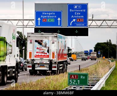 Le indicazioni stradali per i Paesi Bassi indicano la direzione e la distanza fino alla prima uscita. Foto Stock