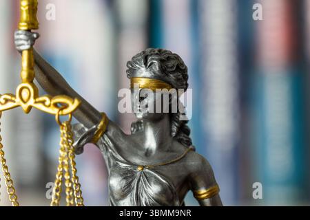 Primo piano di una Justitia come simbolo per le sentenze giudiziarie, la giurisdizione, la giustizia, ecc. Foto Stock