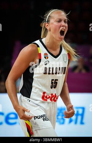 Pireo, Grecia. 27 giugno 2025. La belga Julie Allemand festeggia durante una partita di basket tra la nazionale belga "The Belgian Cats" e l'Italia, nelle semifinali del torneo FIBA Women's EuroBasket, venerdì 27 giugno 2025, nel Pireo, in Grecia. BELGA PHOTO VIRGINIE LEFOUR credito: Belga News Agency/Alamy Live News Foto Stock