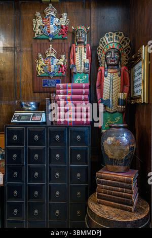 James Fox J, più antico cigar shop a Londra stabilito da Robert Lewis nel 1787, mercanti di sigari su St Jame's Street, Londra, Inghilterra, Regno Unito Foto Stock