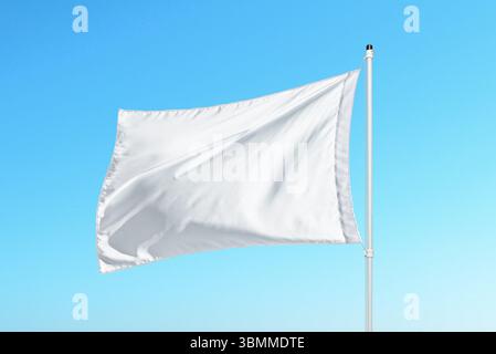 Realistico mockup con bandiera bianca che soffia nel vento, perfetto per identità aziendale, branding di eventi o grafica di squadra sportiva Foto Stock