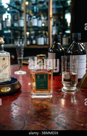 Floris of London profumo store. Jermyn Street, St. James's, Londra, Inghilterra Foto Stock
