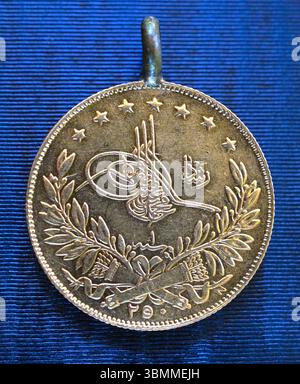 primo piano della lira ottomana turca dorata, del denaro e del tema finanziario. Foto Stock