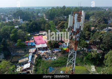 Tecnici che si arrampicano su una torre di rete con dispositivi di sicurezza, risoluzione dei problemi relativi alla torre di rete mobile, torre di telefonia mobile, antenna radio, rete wireless Foto Stock
