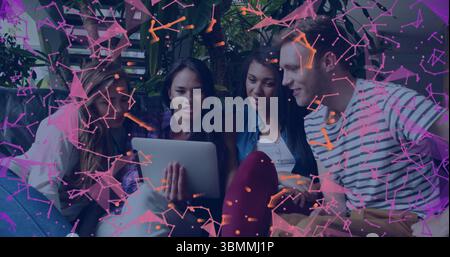 I giovani adulti si sono riuniti intorno a un tablet con sovrapposizione dell'immagine di rete digitale Foto Stock