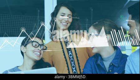 Analisi del team dell'ufficio che collabora alla creazione di grafici di dati in uno spazio di lavoro moderno, con laptop e grafici Foto Stock