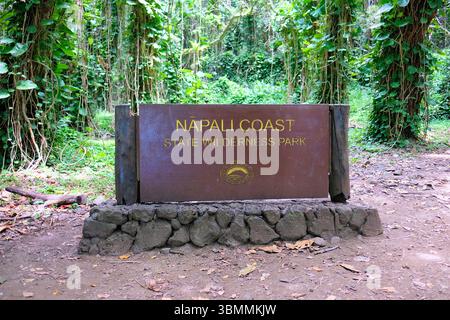 Segui le indicazioni per Nā Pali Coast State Park, un parco statale di 6.175 ettari a Kauai, Hawaii, vicino a KE'e Beach e al sentiero Kalalau Trail. Foto Stock
