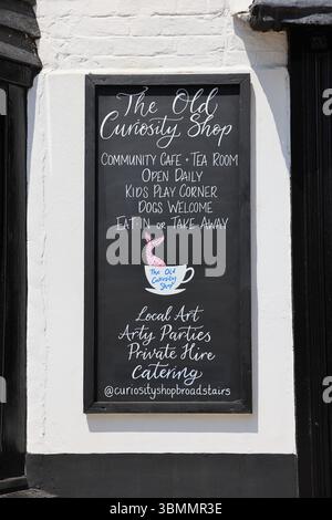 Risalente al 1588 e vicino al mare, l'Old Curiosity Shop di Broadstairs, collegato con il contrabbando molto tempo fa, ma ora un popolare caffè, Kent, Regno Unito Foto Stock