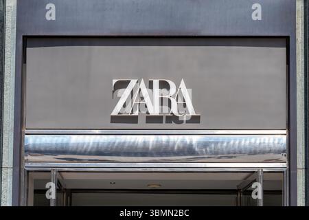 La facciata del negozio di moda ZARA con il logo sul cartello d'ingresso. Austria, Vienna, 27 giugno 2025. Foto Stock