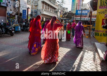 Donne vestite in sari in una strada vicino al tempio Meenakshi Amman, Madurai, stato Tamil Nadu, India meridionale, Asia Foto Stock
