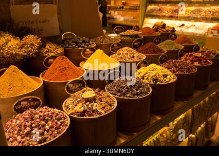 Varie spezie colorate ed erbe aromatiche disposte in cesti in un vivace mercato di Istanbul mettono in mostra il ricco patrimonio culinario della regione. Foto Stock