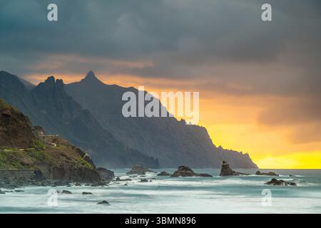 Tramonto spettacolare sulle scogliere a ovest di Benijo, nella provincia di Santa Cruz de Tenerife, sulla costa settentrionale di Tenerife, Spagna Foto Stock