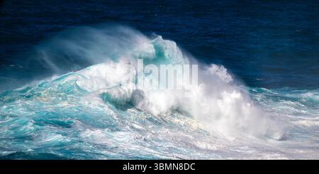 High surf sulla costa di Icod de Los Vinos, Tenerife, Spagna Foto Stock
